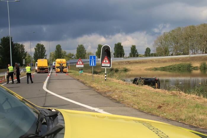 Auto belandt in het water bij ongeval