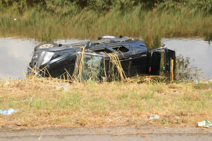 Auto belandt in het water bij ongeval