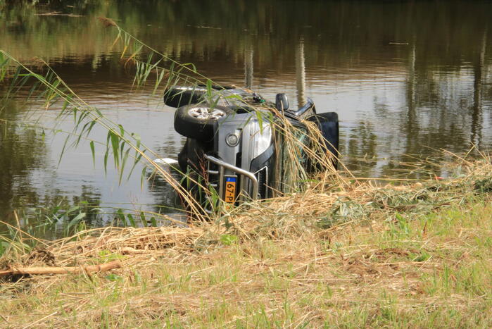 Auto belandt in het water bij ongeval