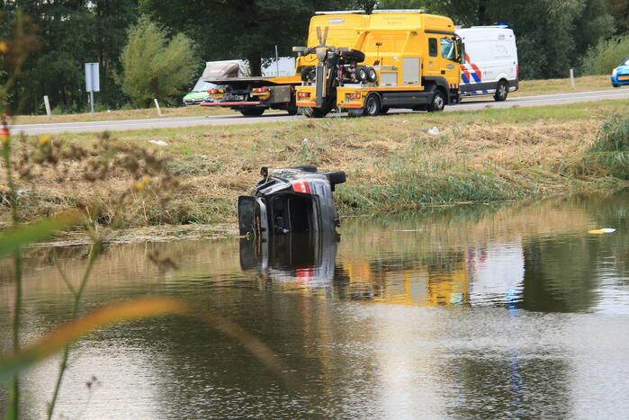 Auto belandt in het water bij ongeval