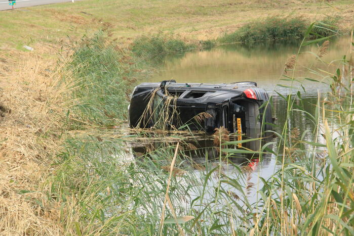 Auto belandt in het water bij ongeval