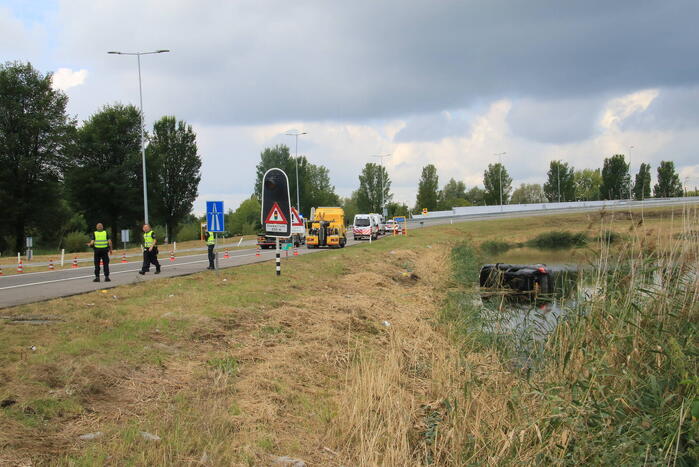 Auto belandt in het water bij ongeval