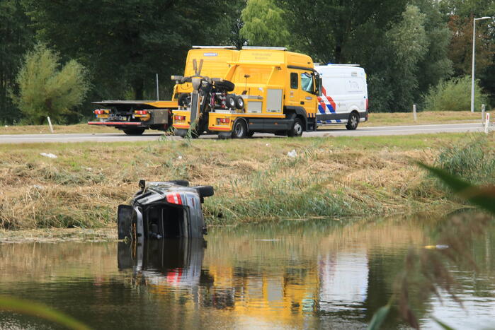Auto belandt in het water bij ongeval