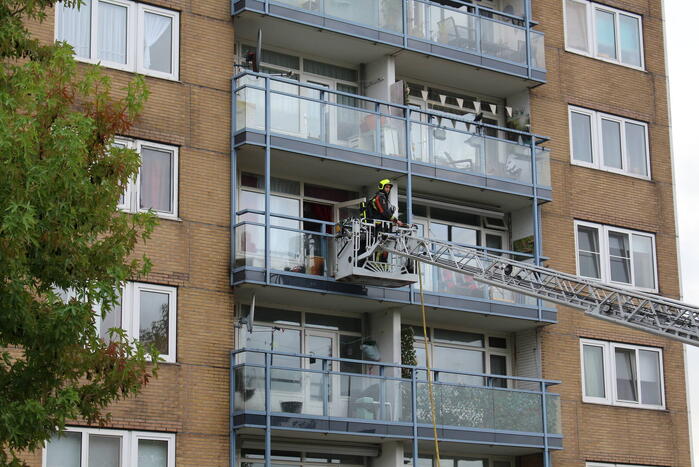 Brandweer blust brand op balkon van flat