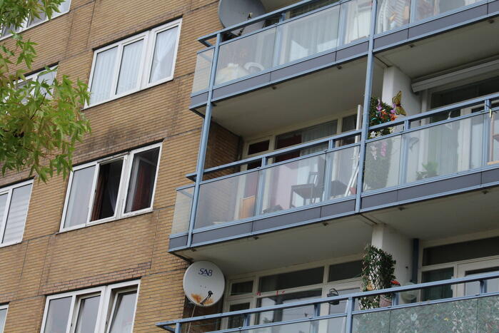 Brandweer blust brand op balkon van flat