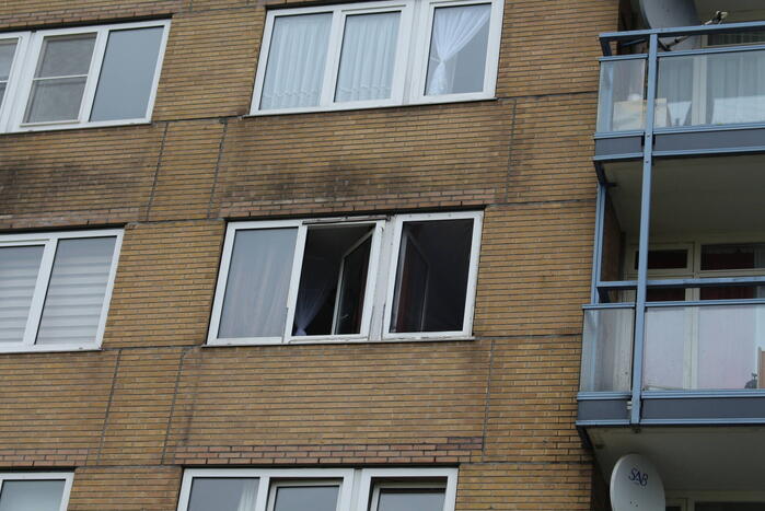 Brandweer blust brand op balkon van flat