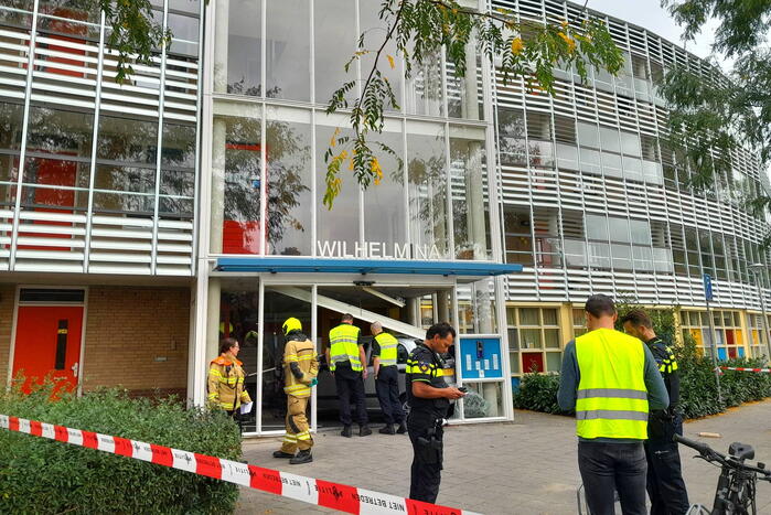 Bestuurster ramt met auto entree flatgebouw