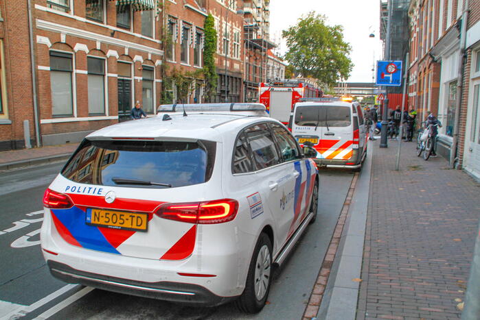 Omstanders blussen brandende scooter