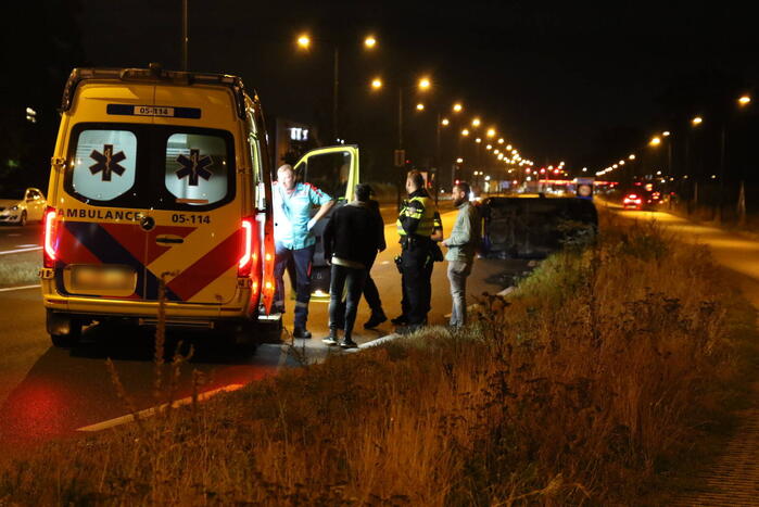 Personenauto belandt op zijn zijkant