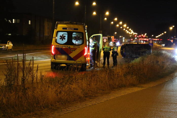 Personenauto belandt op zijn zijkant