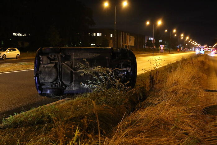 Personenauto belandt op zijn zijkant