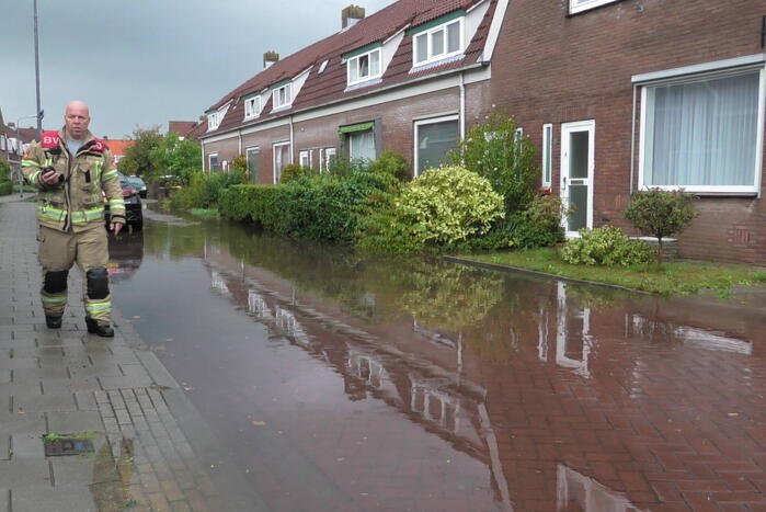 Woonwijk onder water door regenval