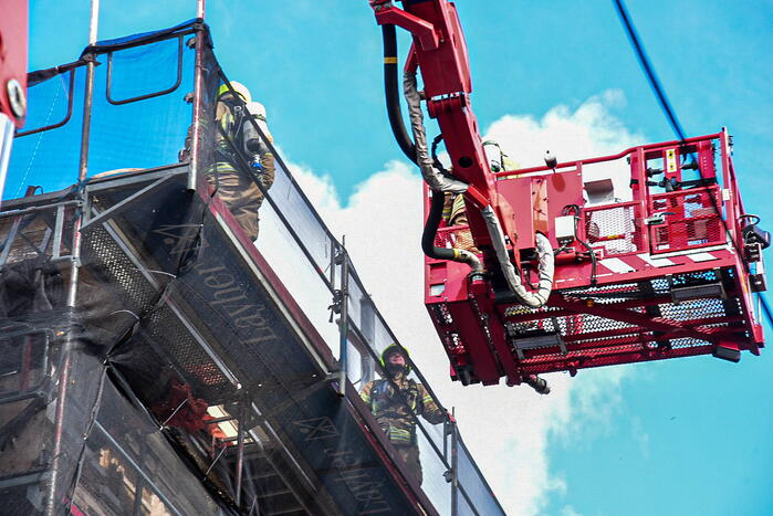 Veel schade na uitslaande brand op dak kerk