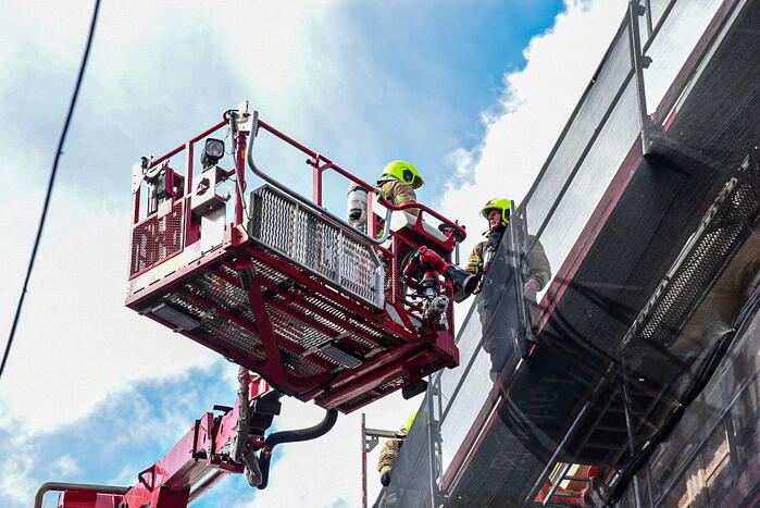 Veel schade na uitslaande brand op dak kerk