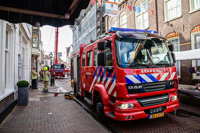Veel schade na uitslaande brand op dak kerk