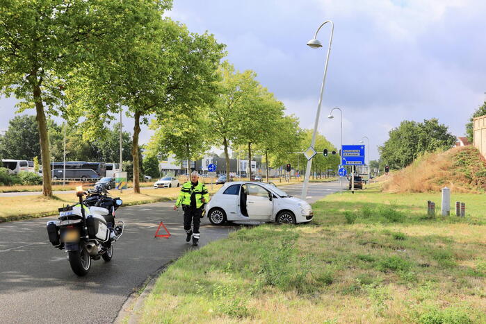 Automobiliste raakt van de weg en ramt lantaarnpaal