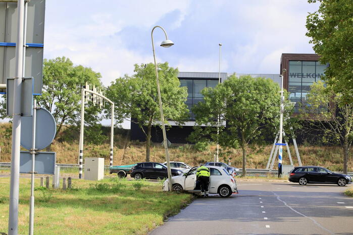 Automobiliste raakt van de weg en ramt lantaarnpaal