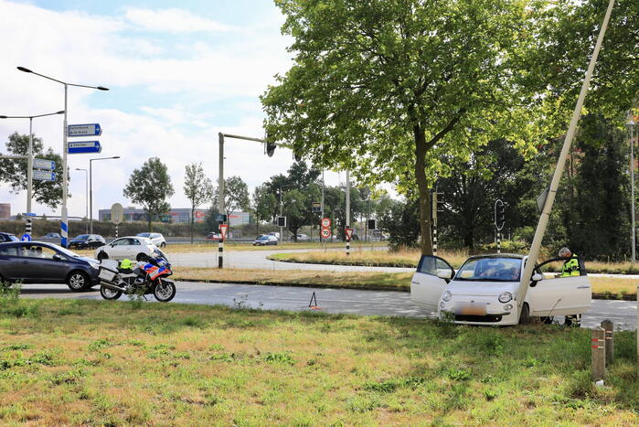 Automobiliste raakt van de weg en ramt lantaarnpaal