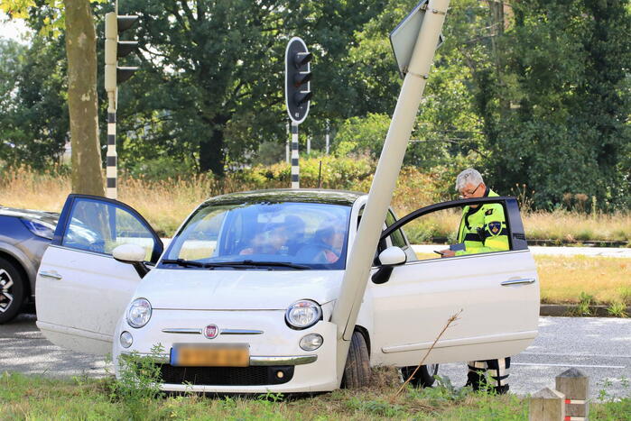 Automobiliste raakt van de weg en ramt lantaarnpaal