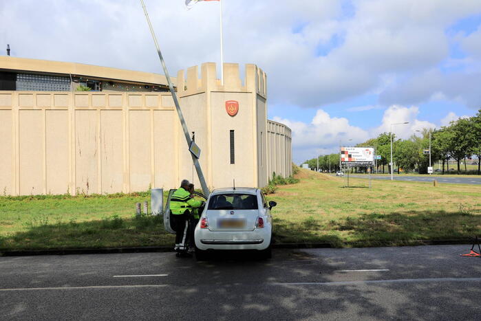 Automobiliste raakt van de weg en ramt lantaarnpaal