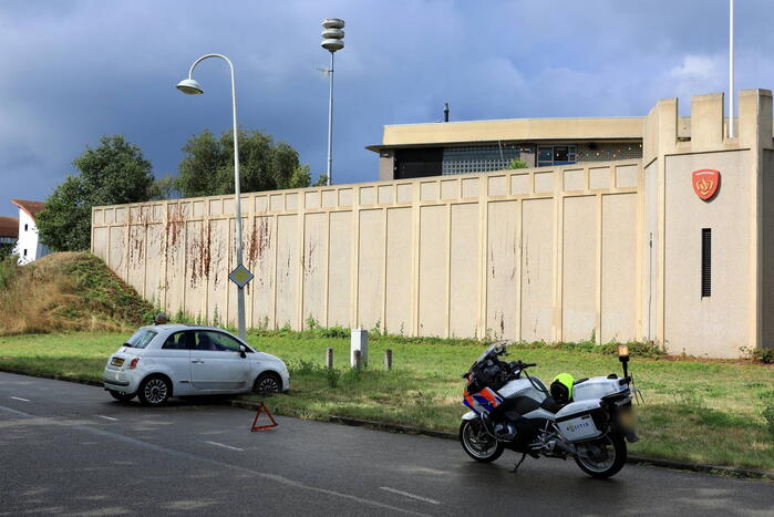 Automobiliste raakt van de weg en ramt lantaarnpaal