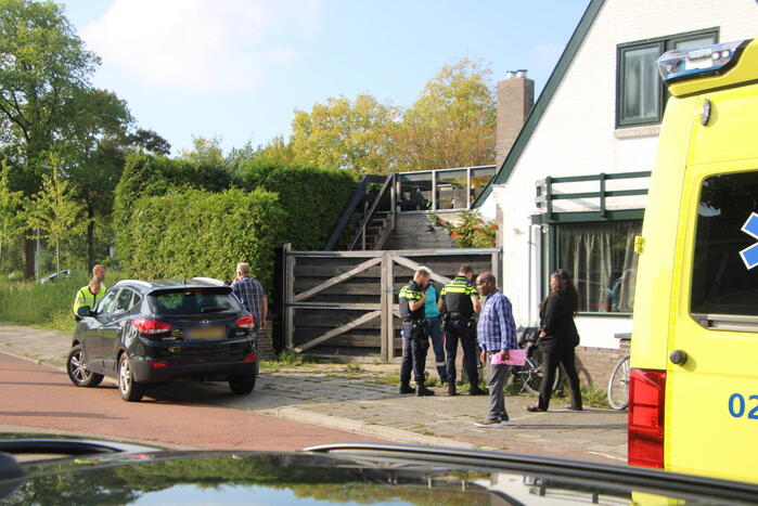 Fietser en automobilist in botsing