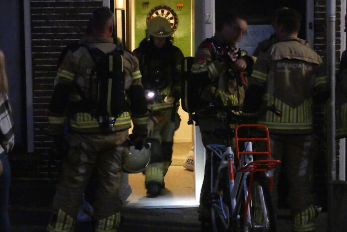 Brandweer verricht metingen naar CO in woning