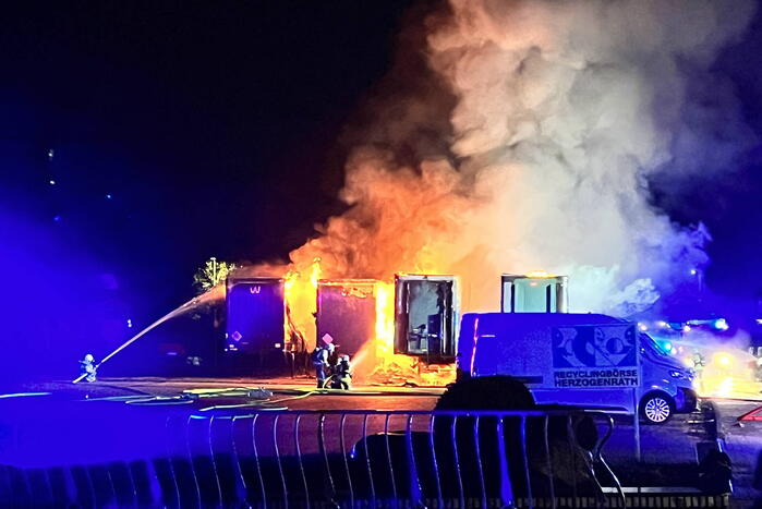 Meerdere trailers verwoest vanwege brand