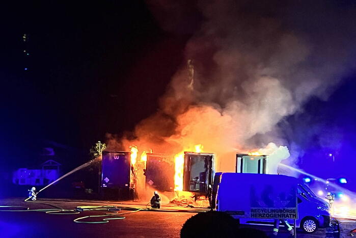Meerdere trailers verwoest vanwege brand