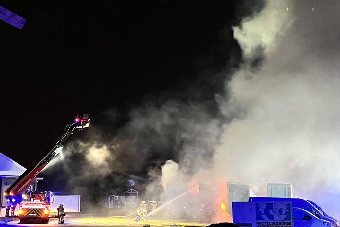 Meerdere trailers verwoest vanwege brand