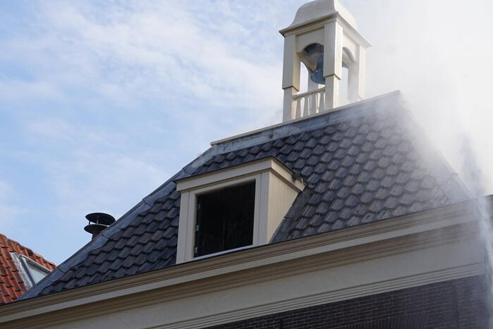 Grote brand op dak van woning