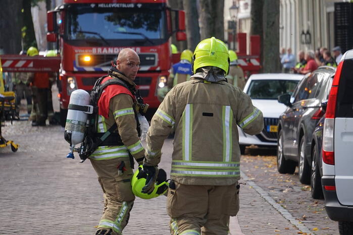 Grote brand op dak van woning