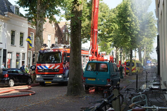 Grote brand op dak van woning