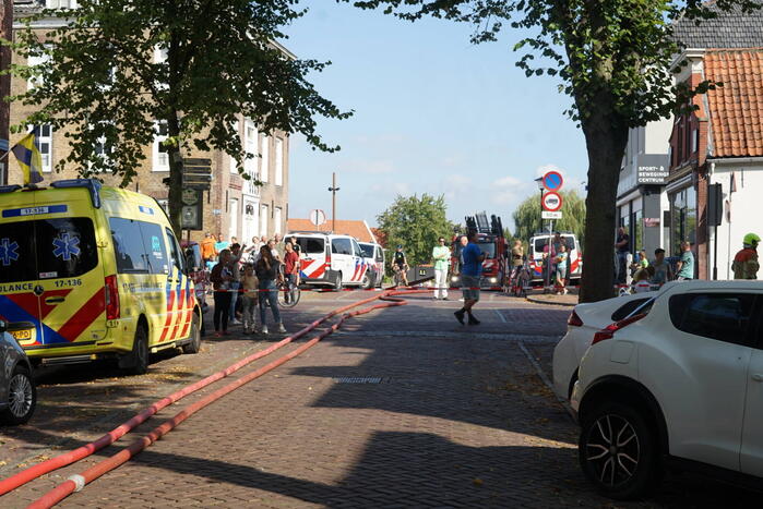 Grote brand op dak van woning