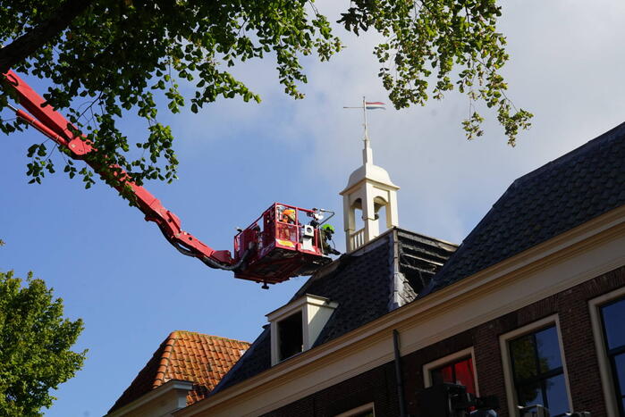 Grote brand op dak van woning