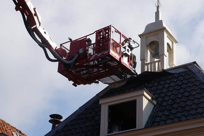 Grote brand op dak van woning