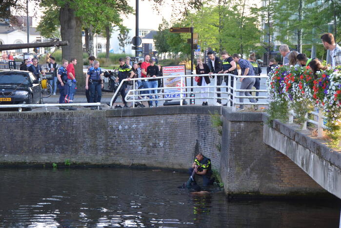 Twee zwaargewonden aangetroffen, één persoon raakt te water