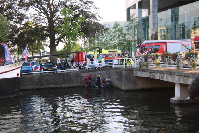 Twee zwaargewonden aangetroffen, één persoon raakt te water