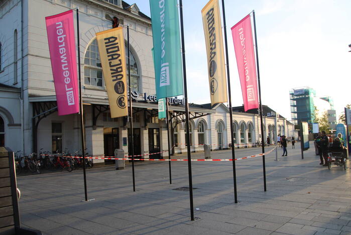 Twee zwaargewonden aangetroffen, één persoon raakt te water