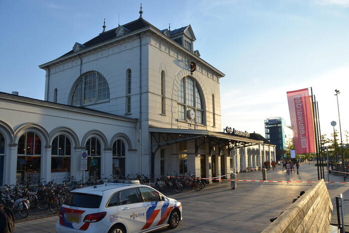 Twee zwaargewonden aangetroffen, één persoon raakt te water