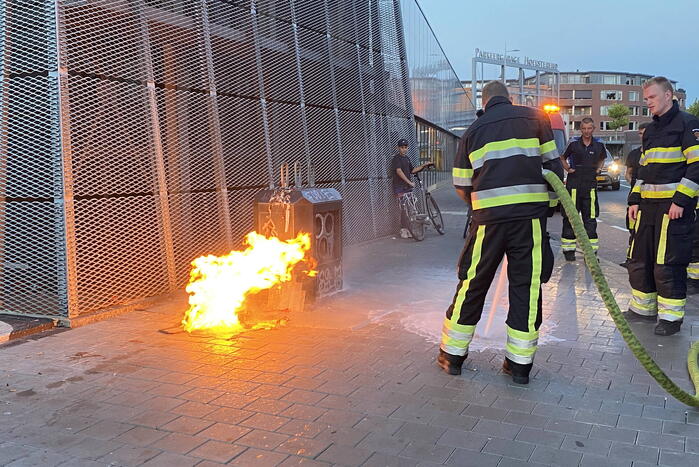 Brandende winkelmand snel geblust