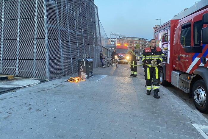 Brandende winkelmand snel geblust