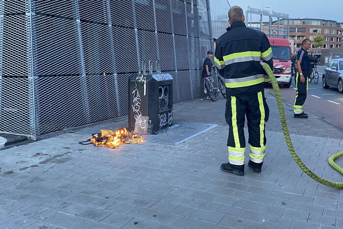 Brandende winkelmand snel geblust