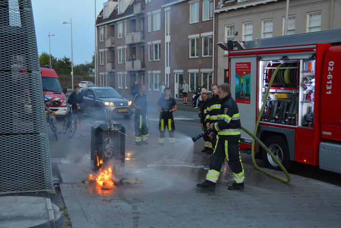 Brandende winkelmand snel geblust