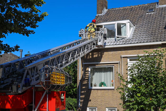 Brand in dakkapel snel onder controle