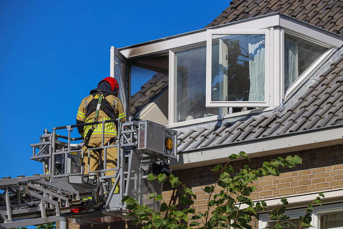 Brand in dakkapel snel onder controle