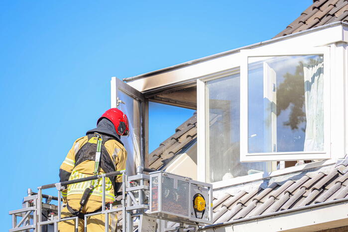 Brand in dakkapel snel onder controle