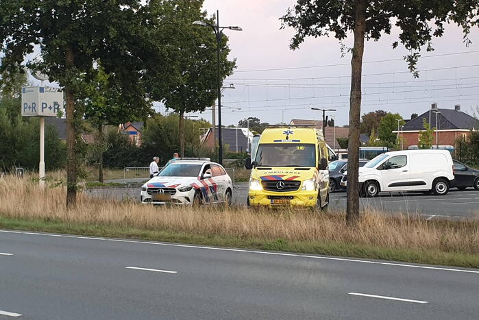 Automobilist rijdt in op verkeersregelaar