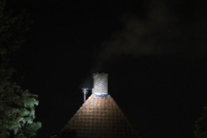 Brandweer blust schoorsteenbrand
