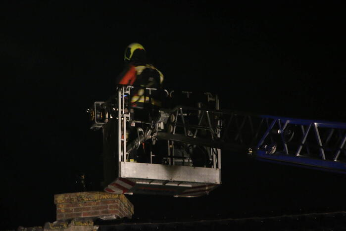 Brandweer controleert schoorsteen